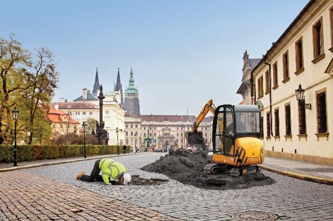 Zwei Männer stehen mit Rohrortungsystemen nebeneinander.