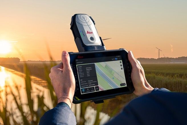 GPS-Tracking-Gerät und Smartphone zeigen eine Live-Routenkarte und Standortdaten an.