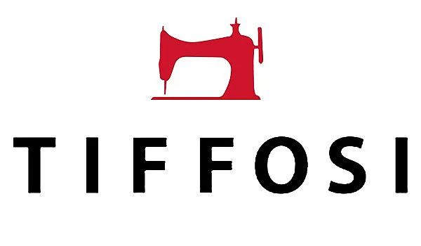 La silueta roja de una máquina de coser sobre el nombre de la marca "TIFFOSI" en mayúsculas negras sobre un fondo blanco.