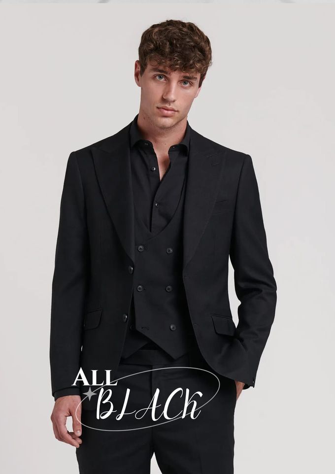 Una persona vestida con un traje cruzado azul marino, camisa azul claro y corbata estampada, posó sobre un fondo gris.