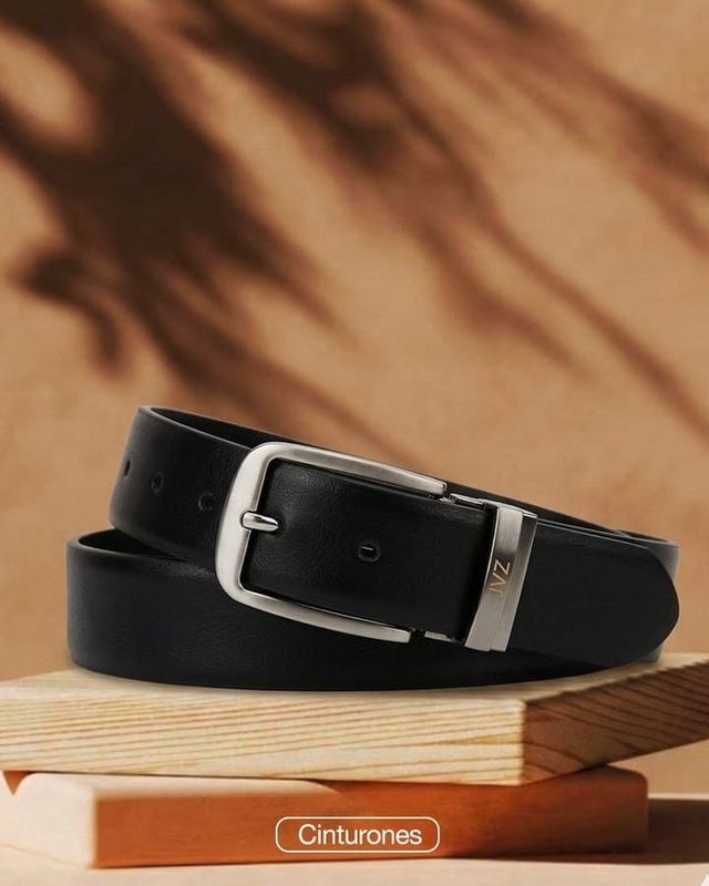 Un cinturón de cuero negro con hebilla 