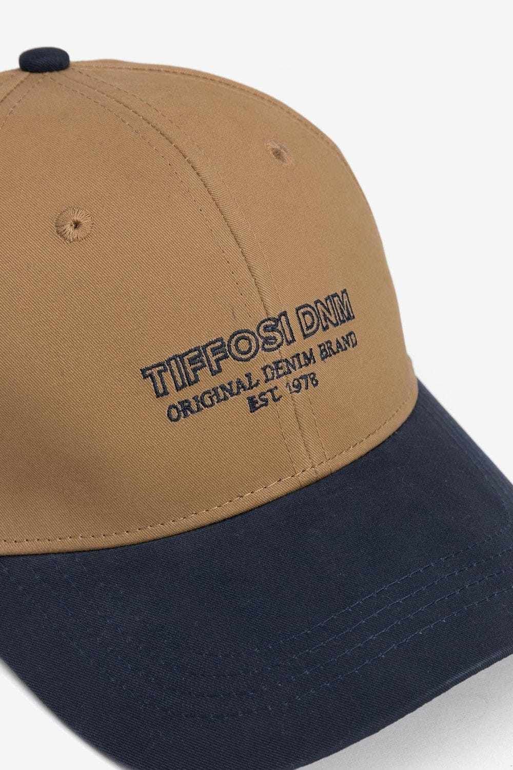 Una gorra de béisbol color canela 