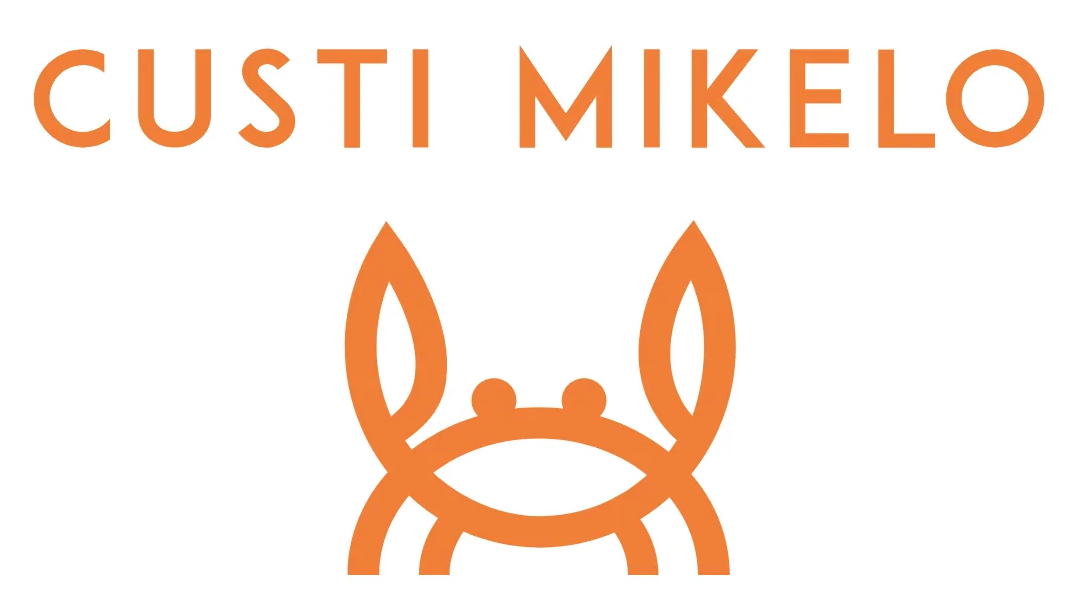 Logotipo naranja que consiste en el texto "CUSTI MIKELO" sobre un dibujo lineal minimalista de un cangrejo.