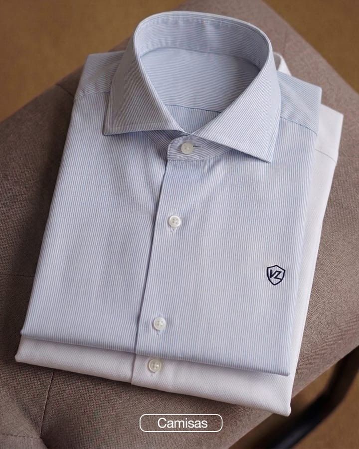 Una camisa abotonada de color azul claro