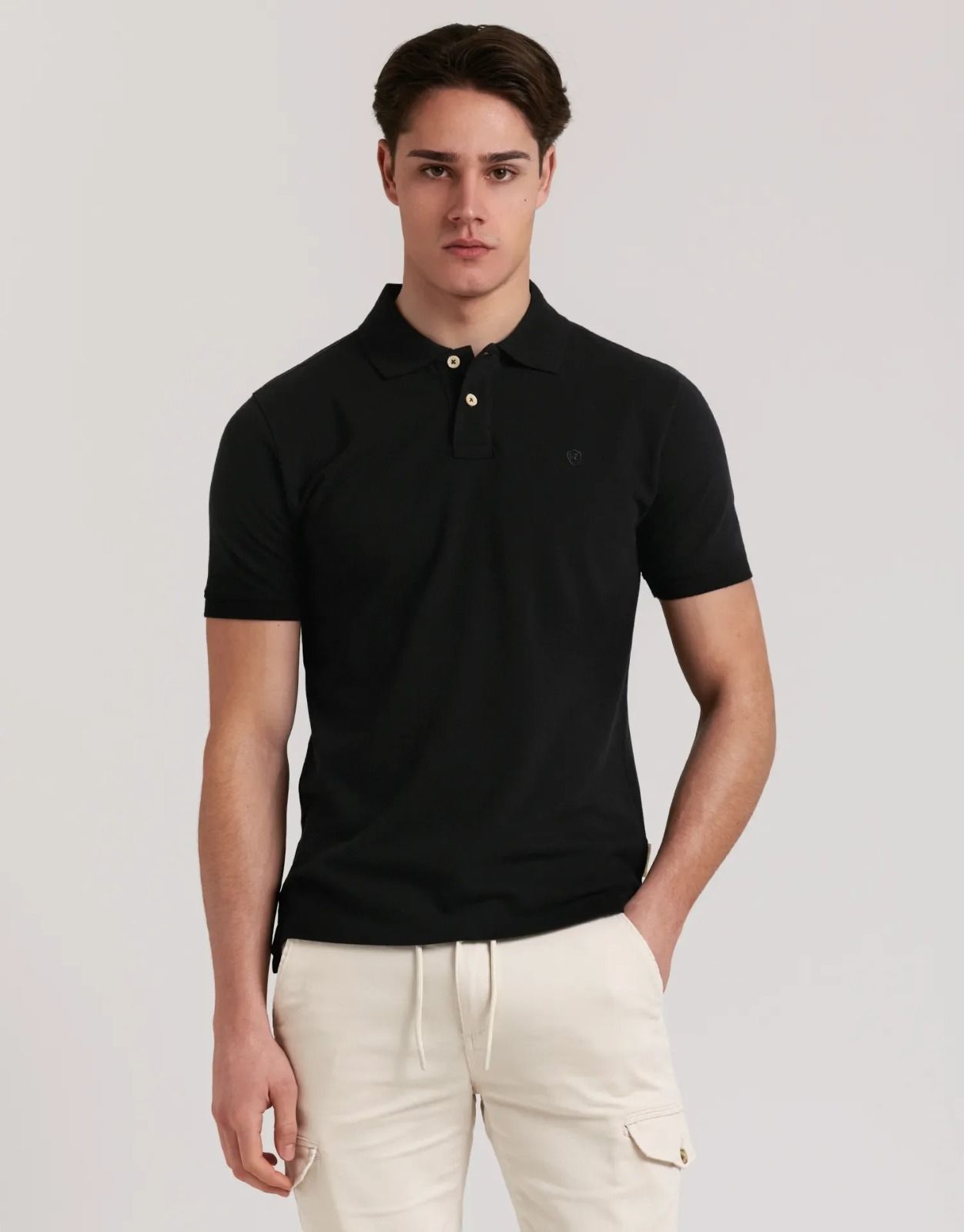 Un hombre que viste una camisa polo 