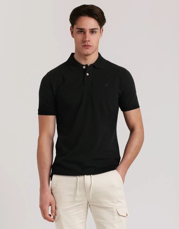Un hombre que viste una camisa polo 