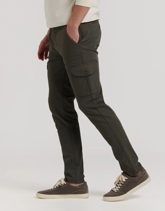 Perfil de una persona que lleva pantalones cargo de color verde 