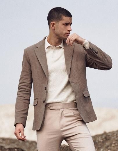 Una persona que viste una chaqueta color canela 