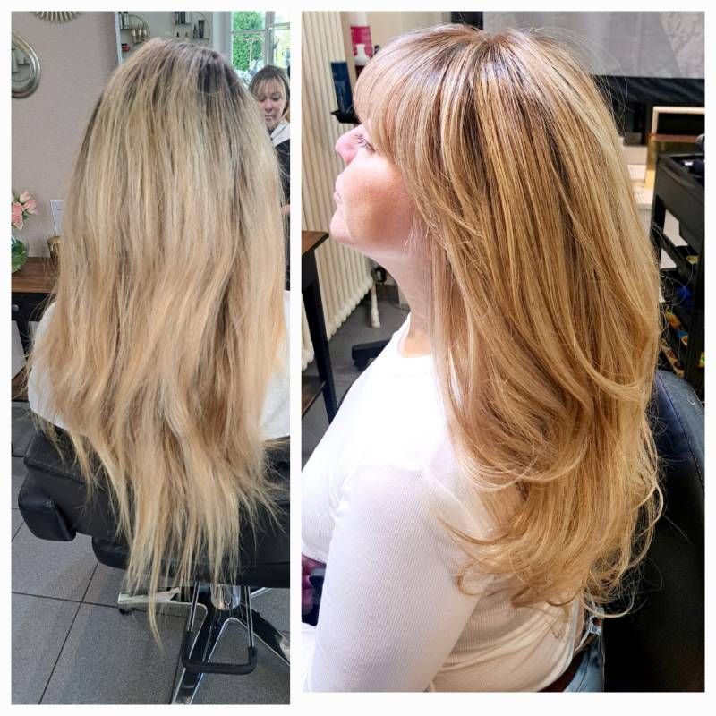 Une femme aux longs cheveux blonds est assise sur une chaise dans un salon.