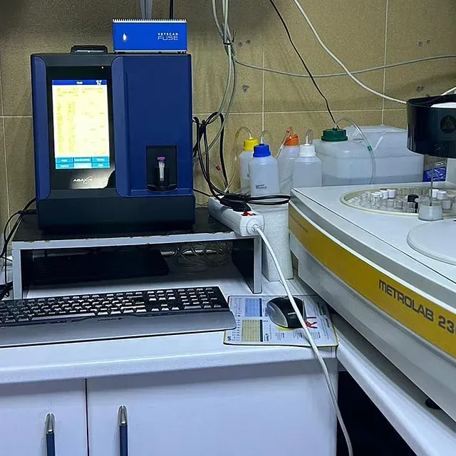 Una máquina de petrolab 23 se encuentra junto a un teclado y un ratón.