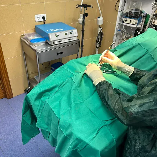 Un cirujano está trabajando con un paciente en un quirófano.