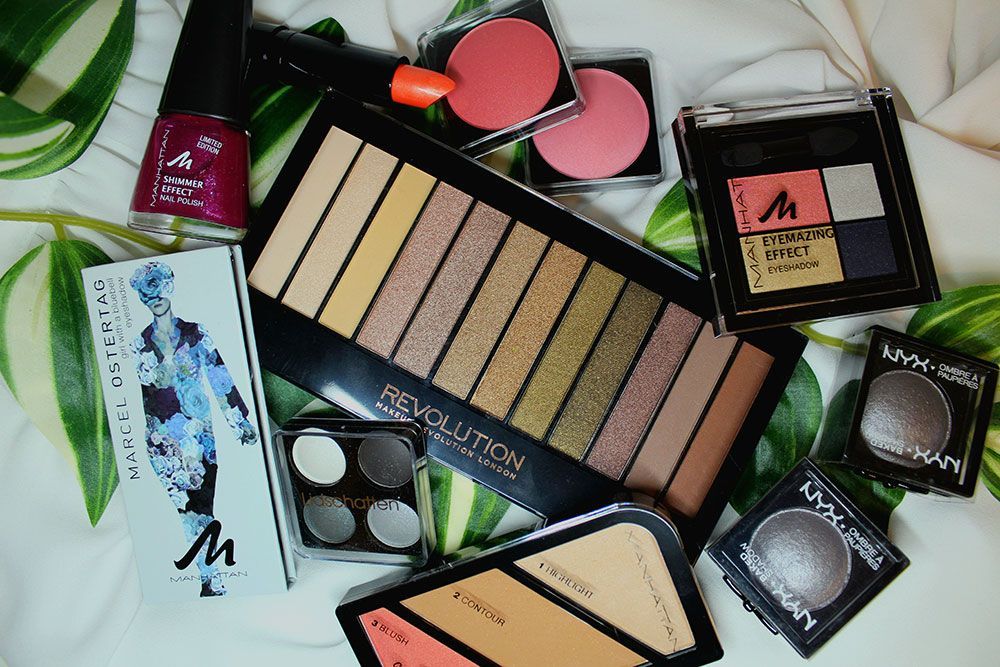 Eine Vielzahl von Make-up-Produkten, darunter eine Revolution Lidschatten-Palette