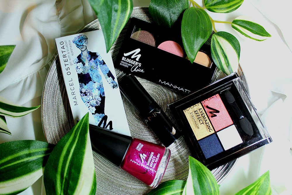 Eine Flasche Nagellack neben einer Palette mit Lidschatten