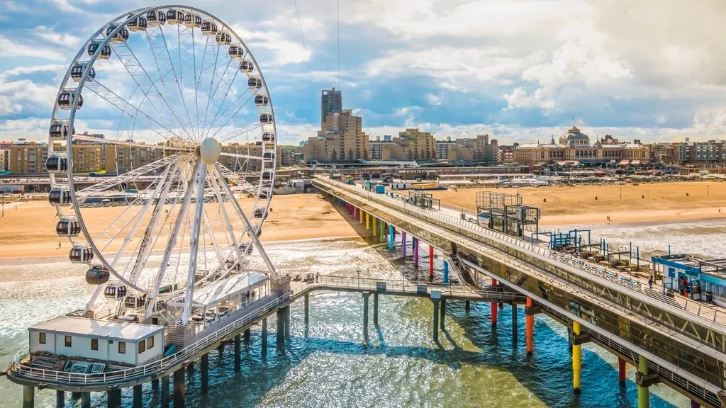 Een luchtfoto van een pier met daarop een reuzenrad.