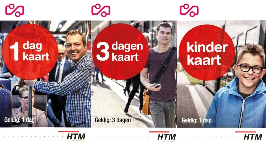 Three people are standing in front of a sign that says 1 dag 1 kaart 3 dagen 3 kaart and kinder kaart