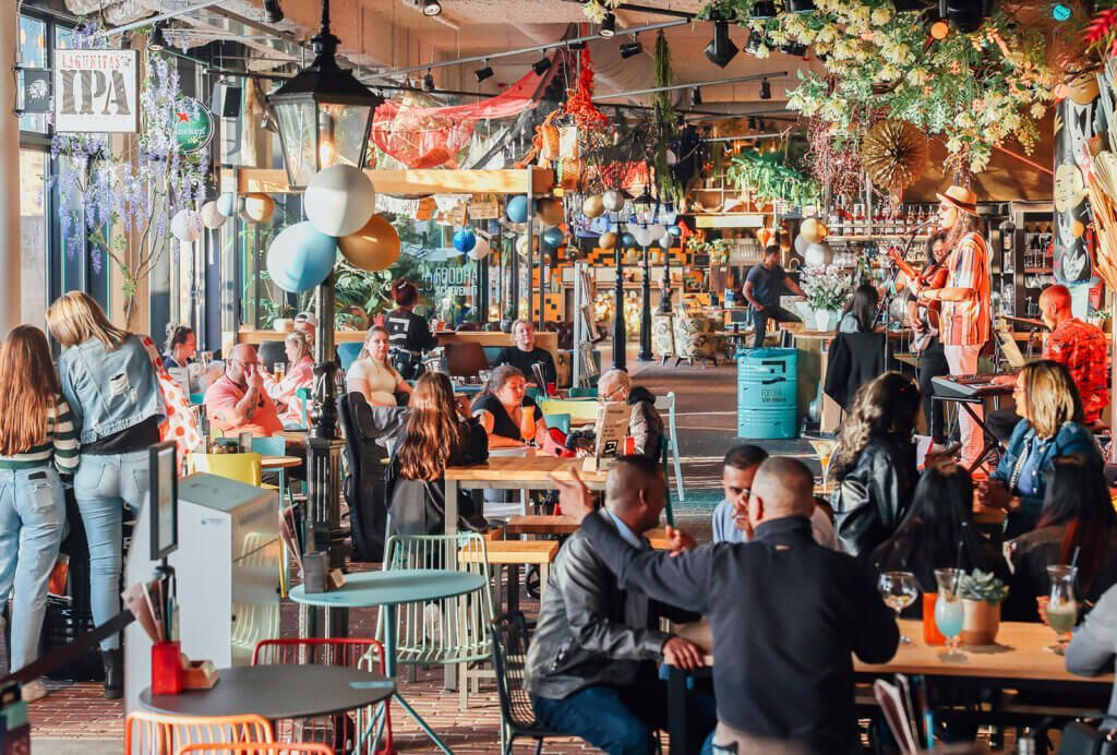 Een groep mensen zit aan een tafel en eet.