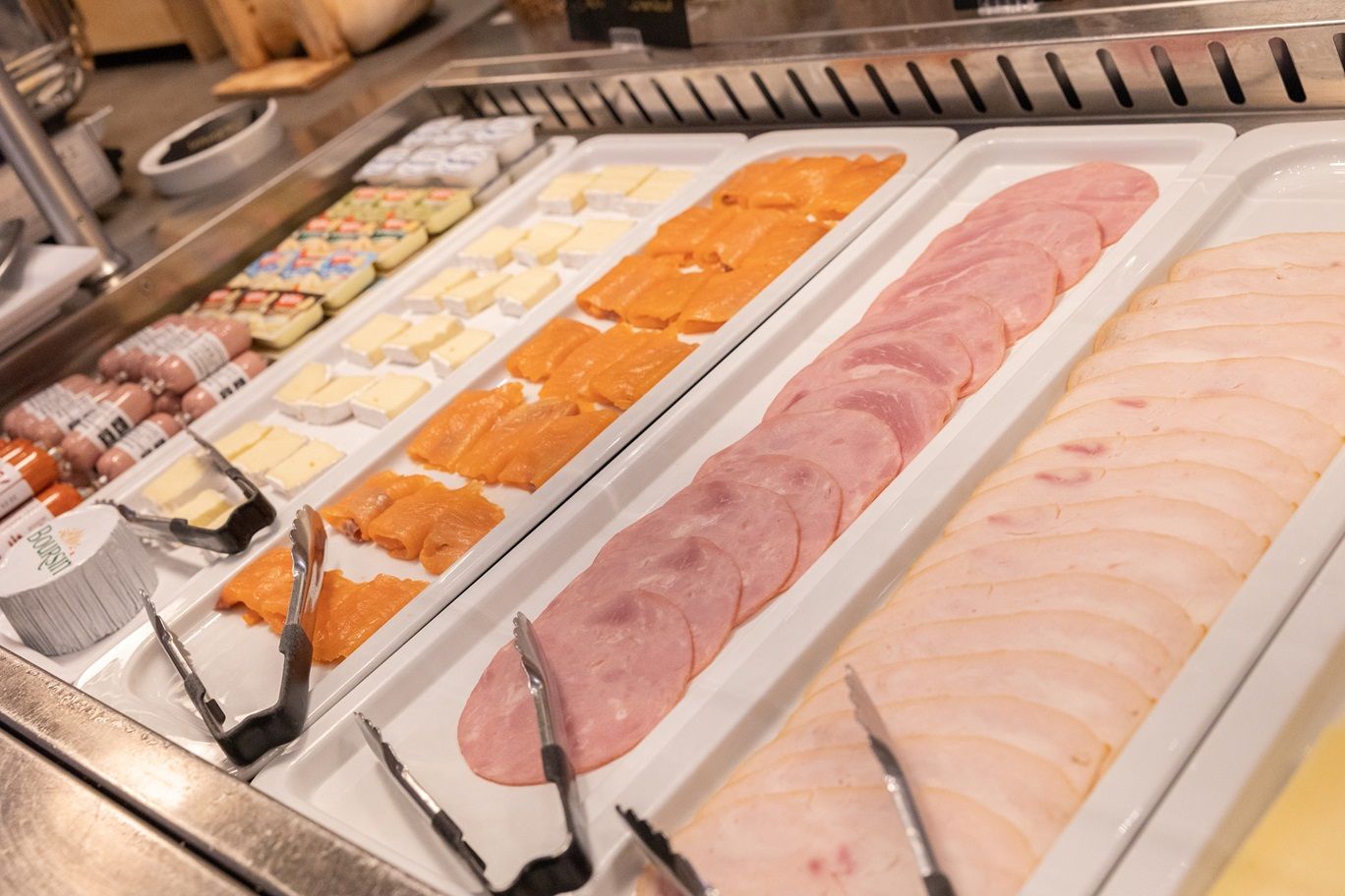 Een buffet met diverse vleessoorten en kazen