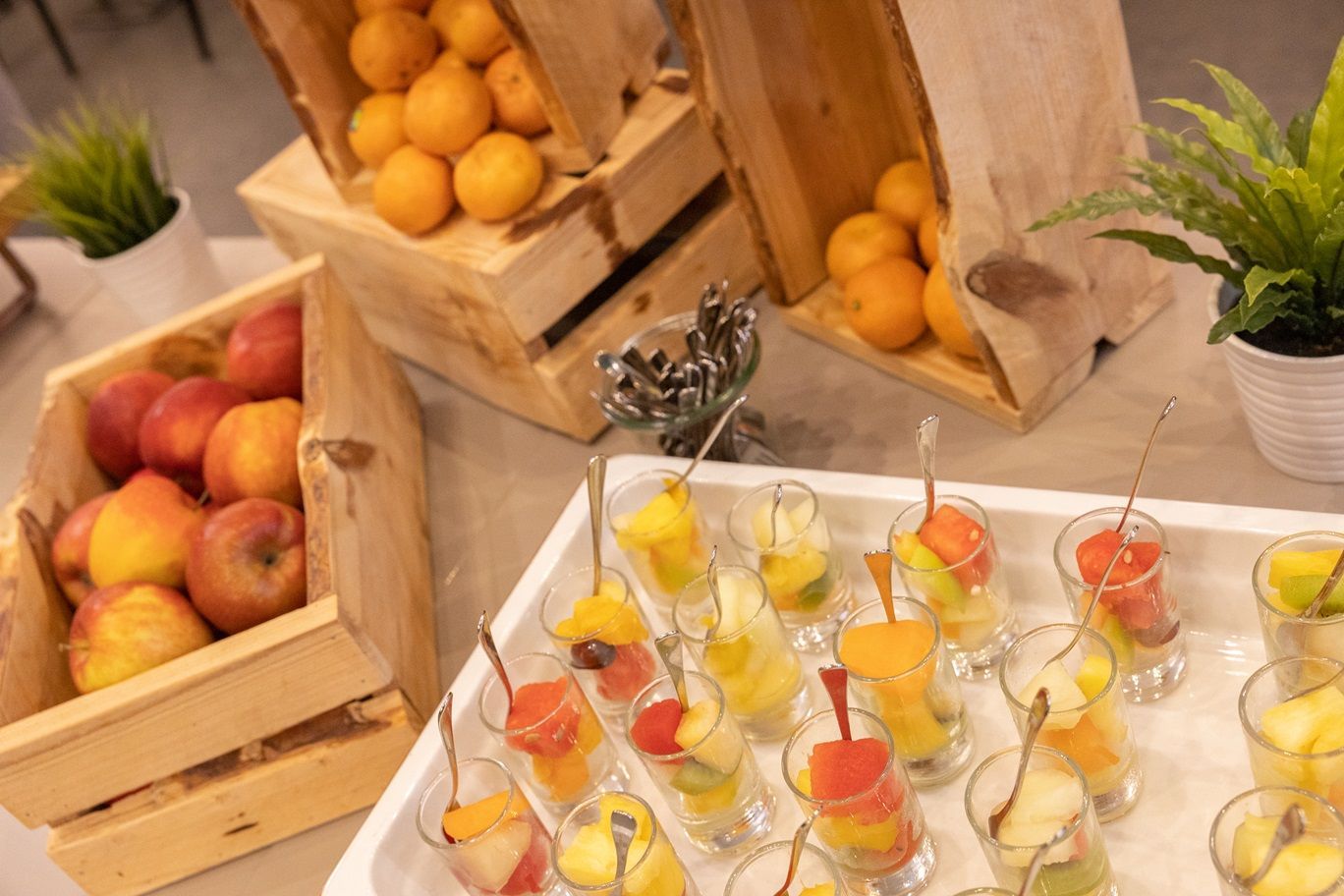 Een dienblad met fruitschaaltjes en lepeltjes op tafel.