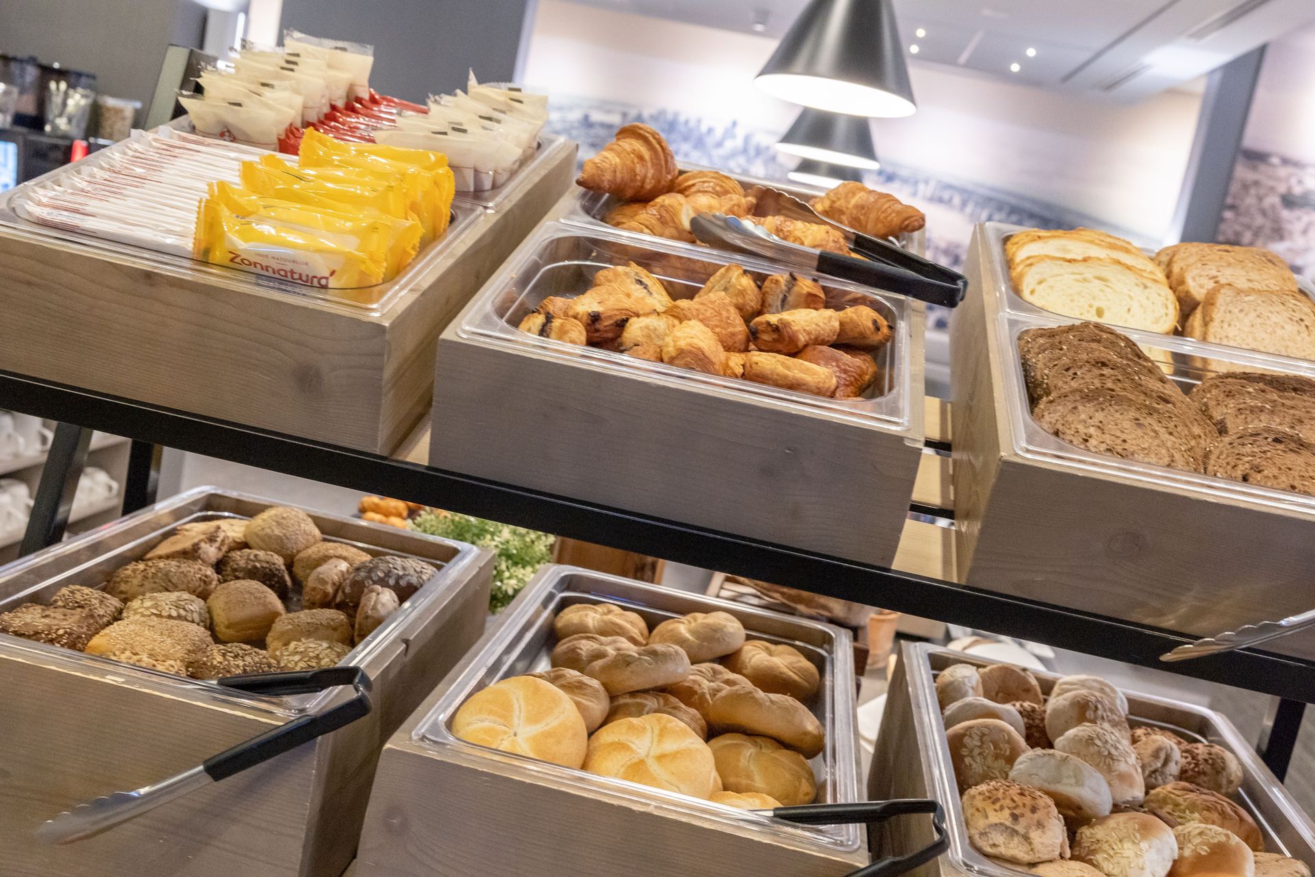 Een buffet met diverse soorten brood en gebak.