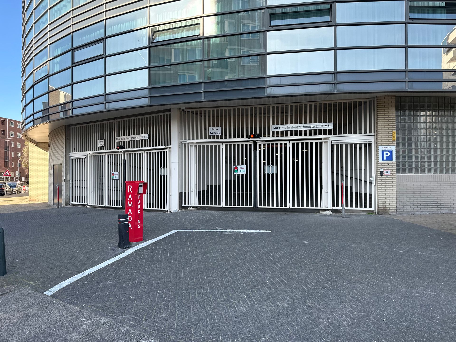 Een parkeergarage met een hek en een trap ernaartoe.