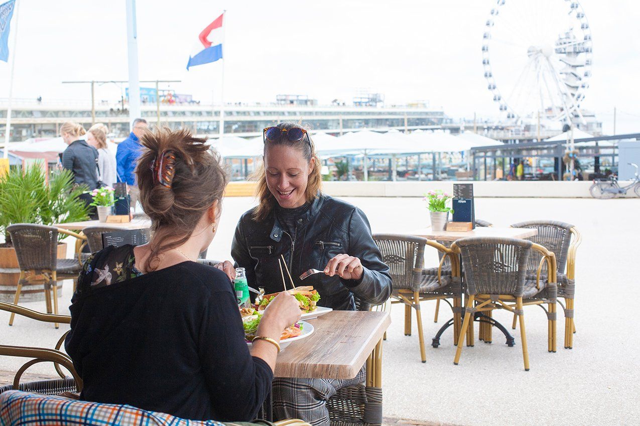 Een groep mensen zit aan een tafel en eet.