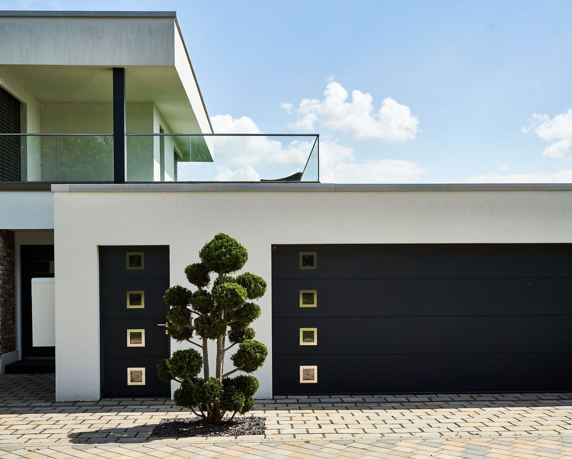 Portes de garage noire avec ouvertures.