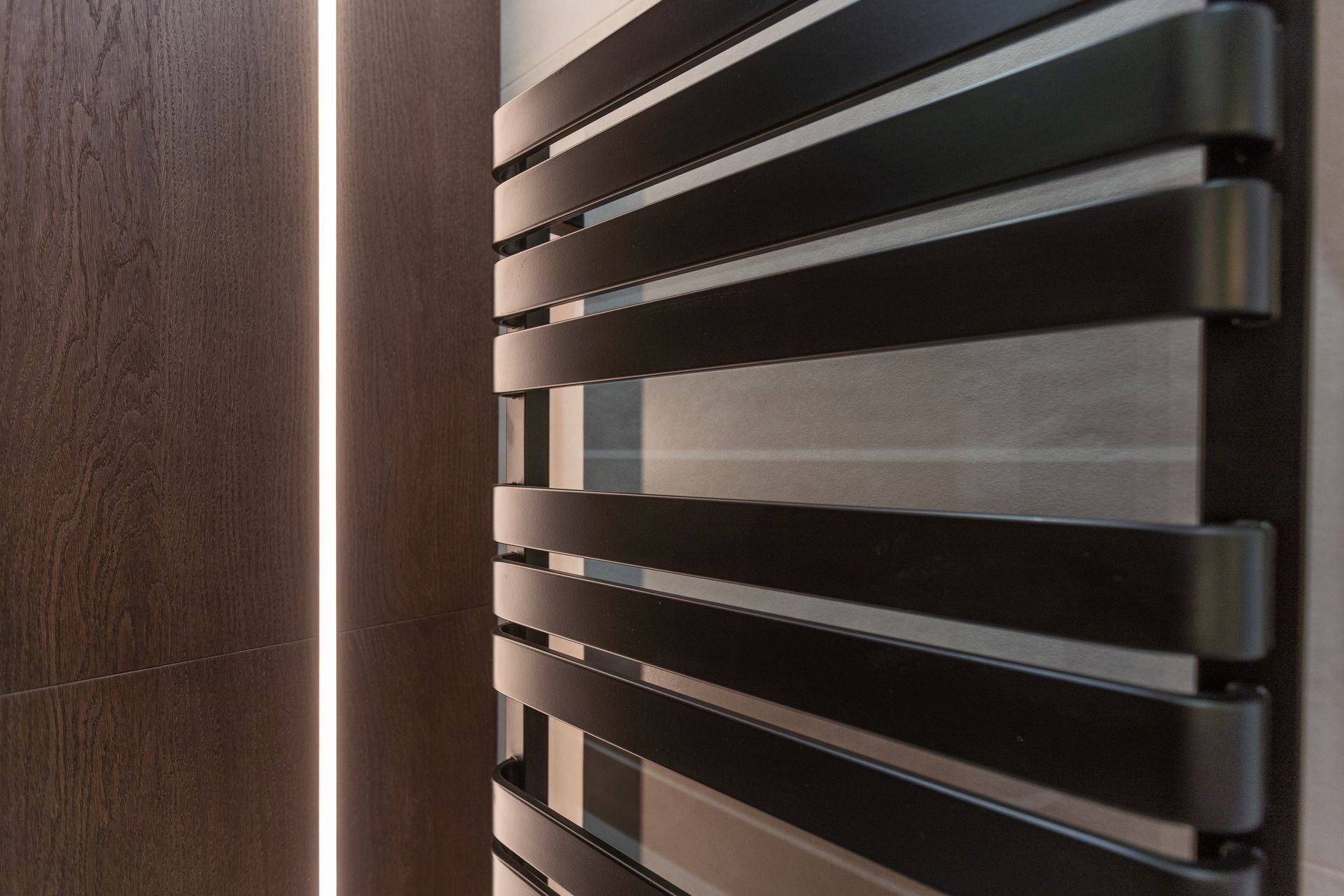 Sèche-serviettes dans une salle de bains.