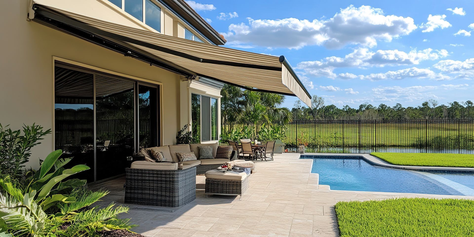 Stores en terrasse avec piscine.