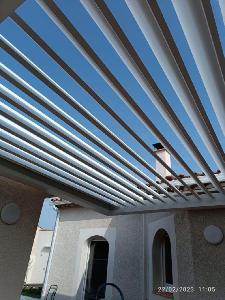 Toit en pergola blanche, lames orientables.