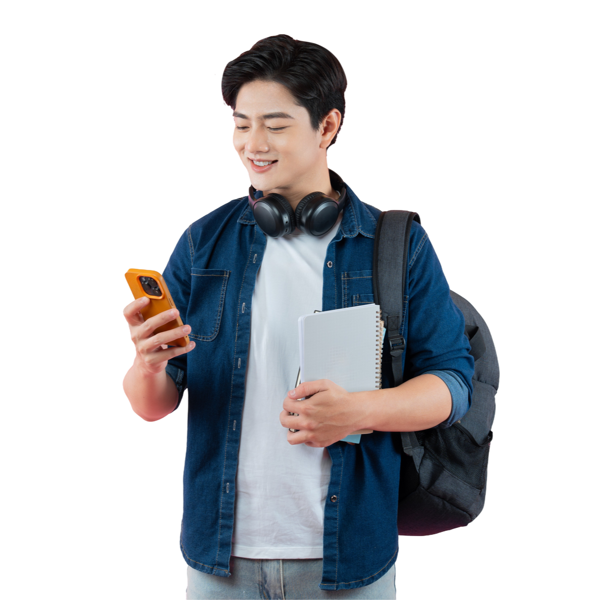 Un jeune homme avec son sac sur le dos et son cahier dans la main regardant son téléphone