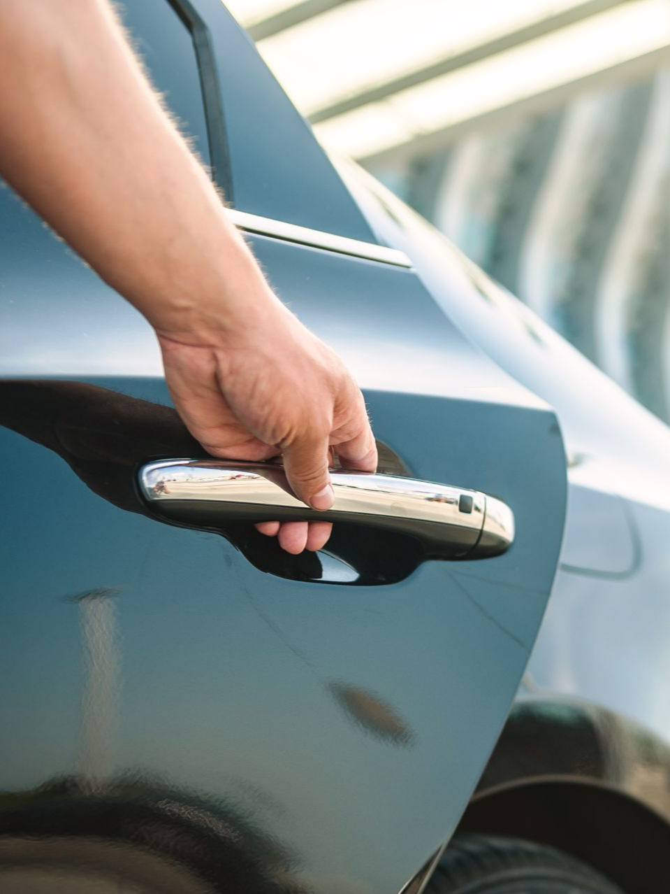 Un homme ouvrant une portière de voiture