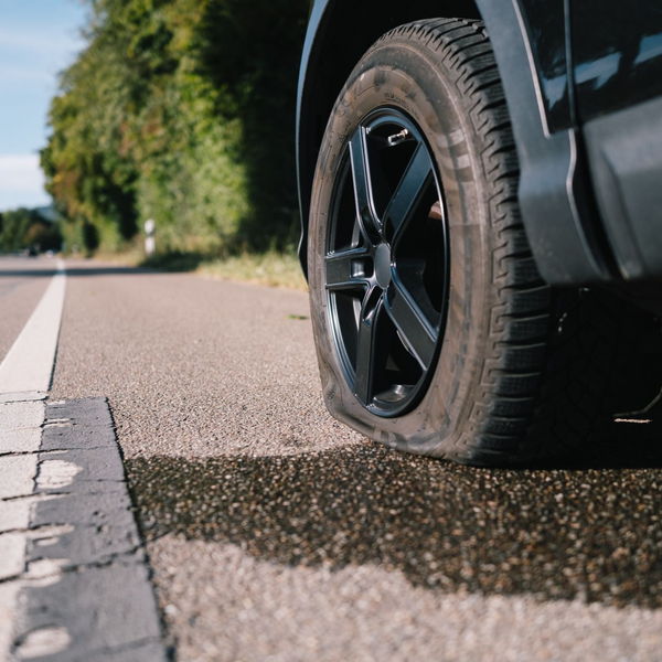 Un véhicule avec pneu crevé