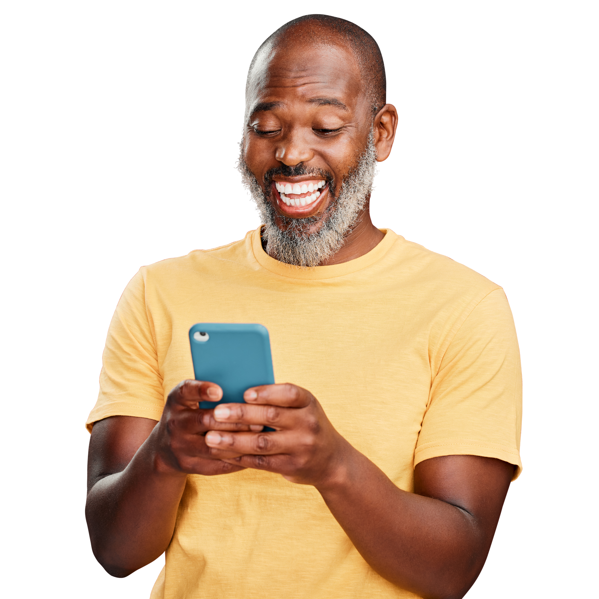 Un homme souriant regardant son téléphone portable