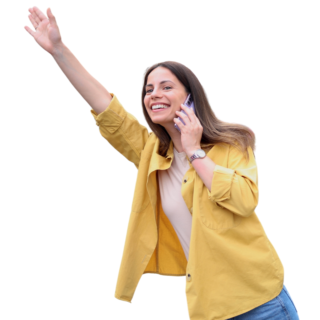 Une femme avec son téléphone à l'oreille levant le bras