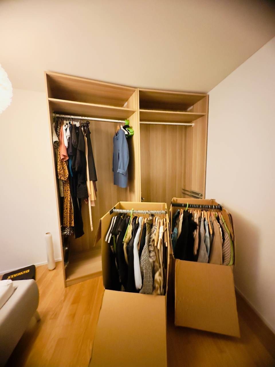 Kleiderschrank, Umzugskartons mit Kleiderstange