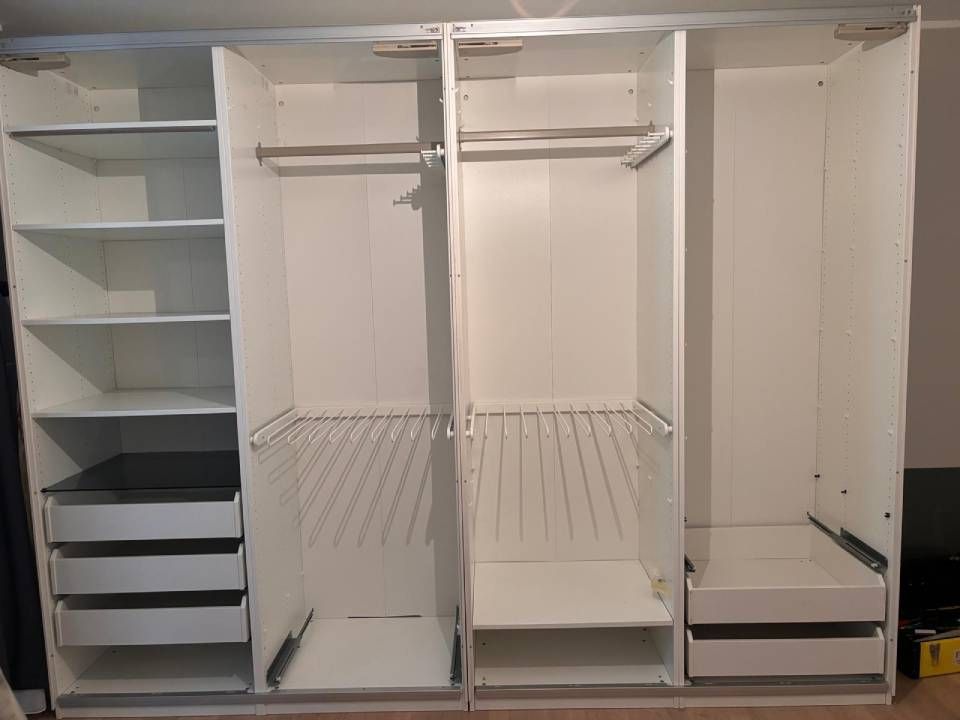 Leerer Kleiderschrank