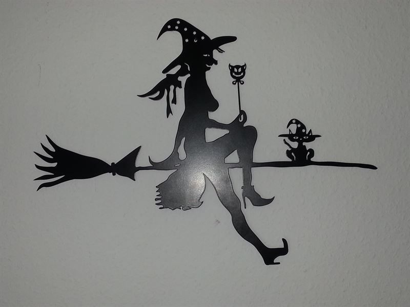 Eine Silhouette einer Hexe, die auf einem Besen sitzt