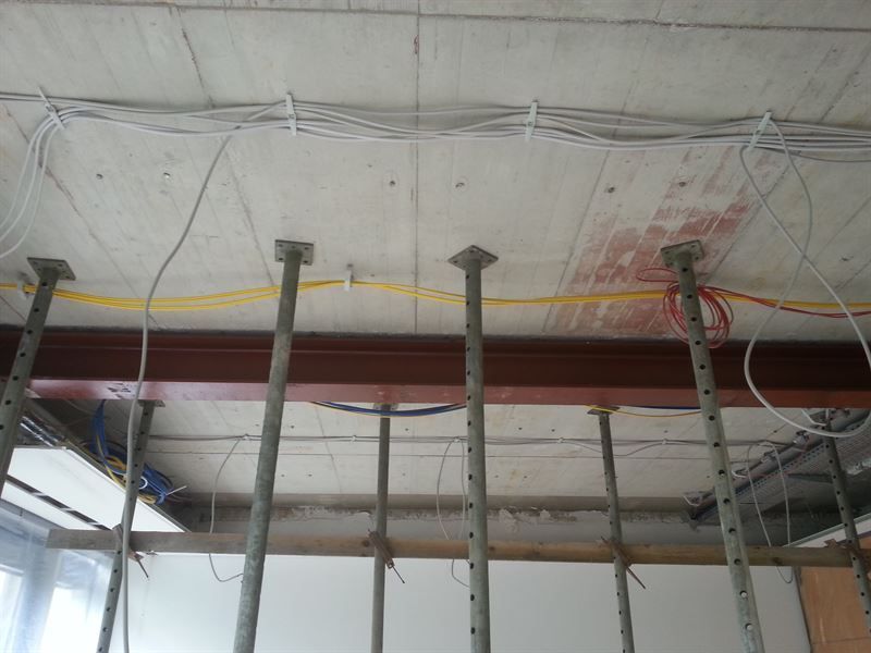 Eine Decke, an der ein Haufen Drähte hängt