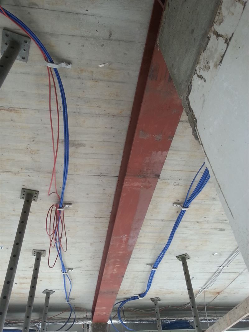 Ein Bündel Drähte hängt von der Decke eines Gebäudes