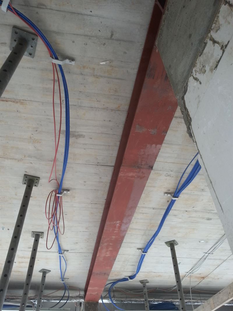 Ein Bündel Drähte hängt von der Decke eines Gebäudes