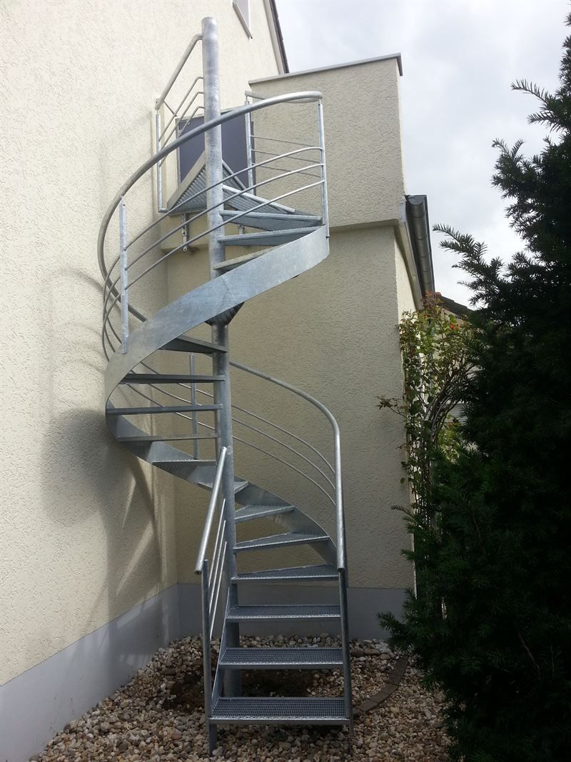 Eine Wendeltreppe an der Seite eines Gebäudes