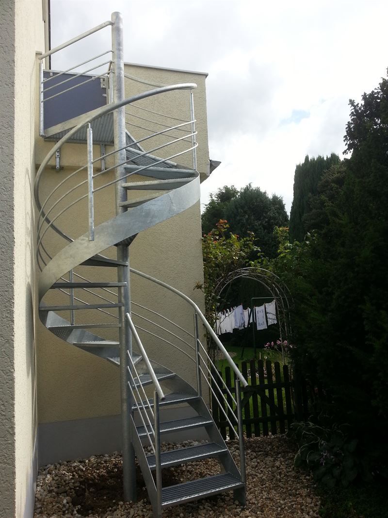 Eine Wendeltreppe ist an der Seite eines Gebäudes angebracht
