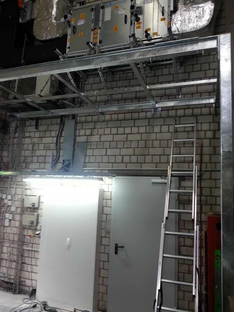 Ein Raum mit einer Leiter und einer Ziegelwand