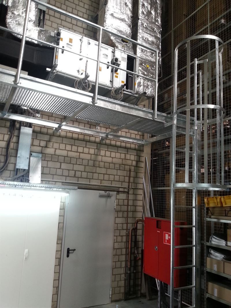 In der mitte des raumes steht eine leiter.