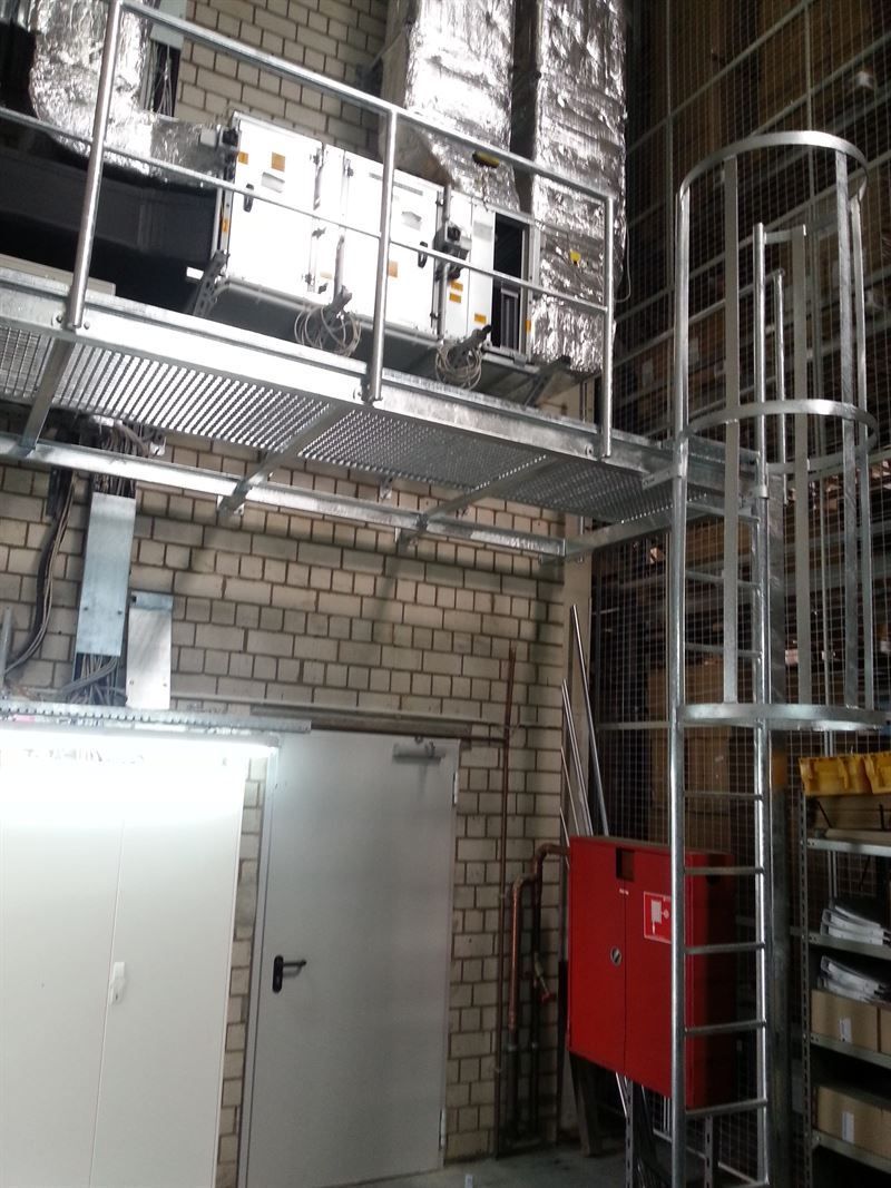 In der mitte des raumes steht eine leiter.