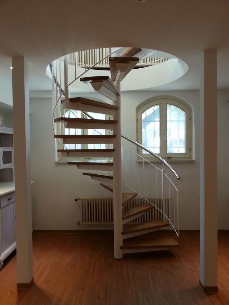 Eine Wendeltreppe befindet sich in der Mitte eines Raumes