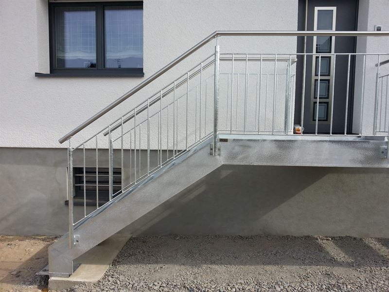 Eine Metalltreppe, die zu einem Haus führt