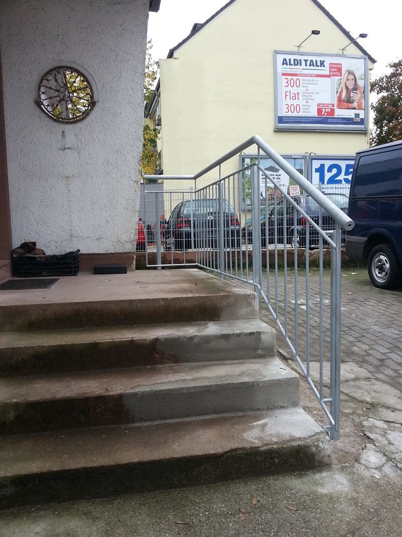 Ein blauer Lieferwagen steht vor einem Gebäude mit einem Schild mit der Aufschrift 125