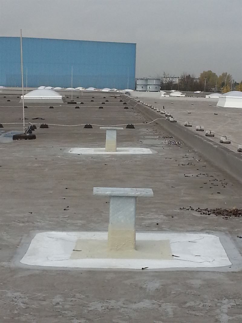 Ein Betondach mit einem blauen Gebäude im Hintergrund