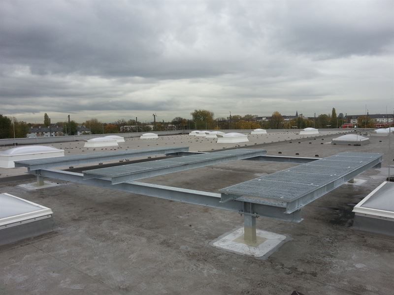 Das Dach eines Gebäudes mit einer Metallplattform darauf